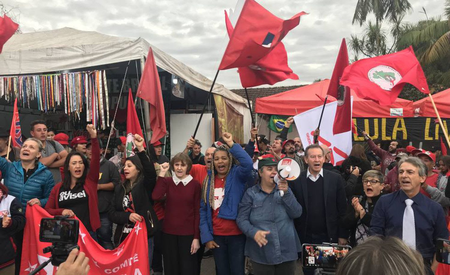 24 horas com a vigília que saúda Lula diariamente em Curitiba – CONTEE